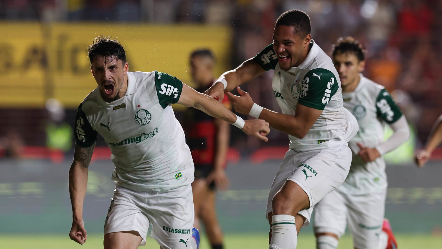 Piquerez e Vitor Roque celebram segundo gol do Palmeiras sobre o Sport (foto: Piquerez e Vitor Roque celebram segundo gol do Palmeiras sobre o Sport)