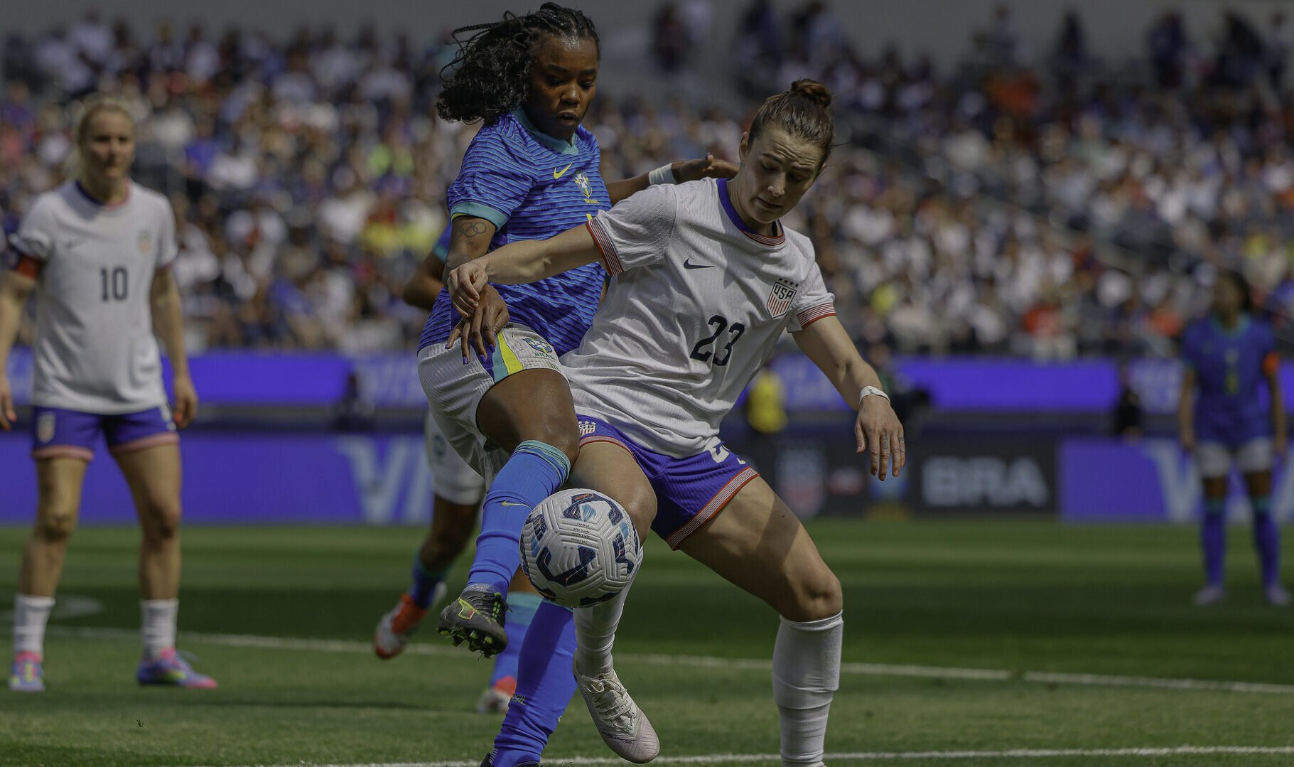 Ludmila, do Brasil, e Emily Fox, dos EUA, disputando bola (foto: Rafael Ribeiro/CBF)