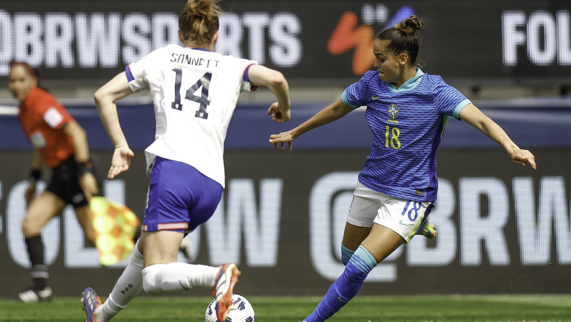 Gabi Portilho chutando a bola com camisa da Seleção (foto: Rafael Ribeiro / CBF)