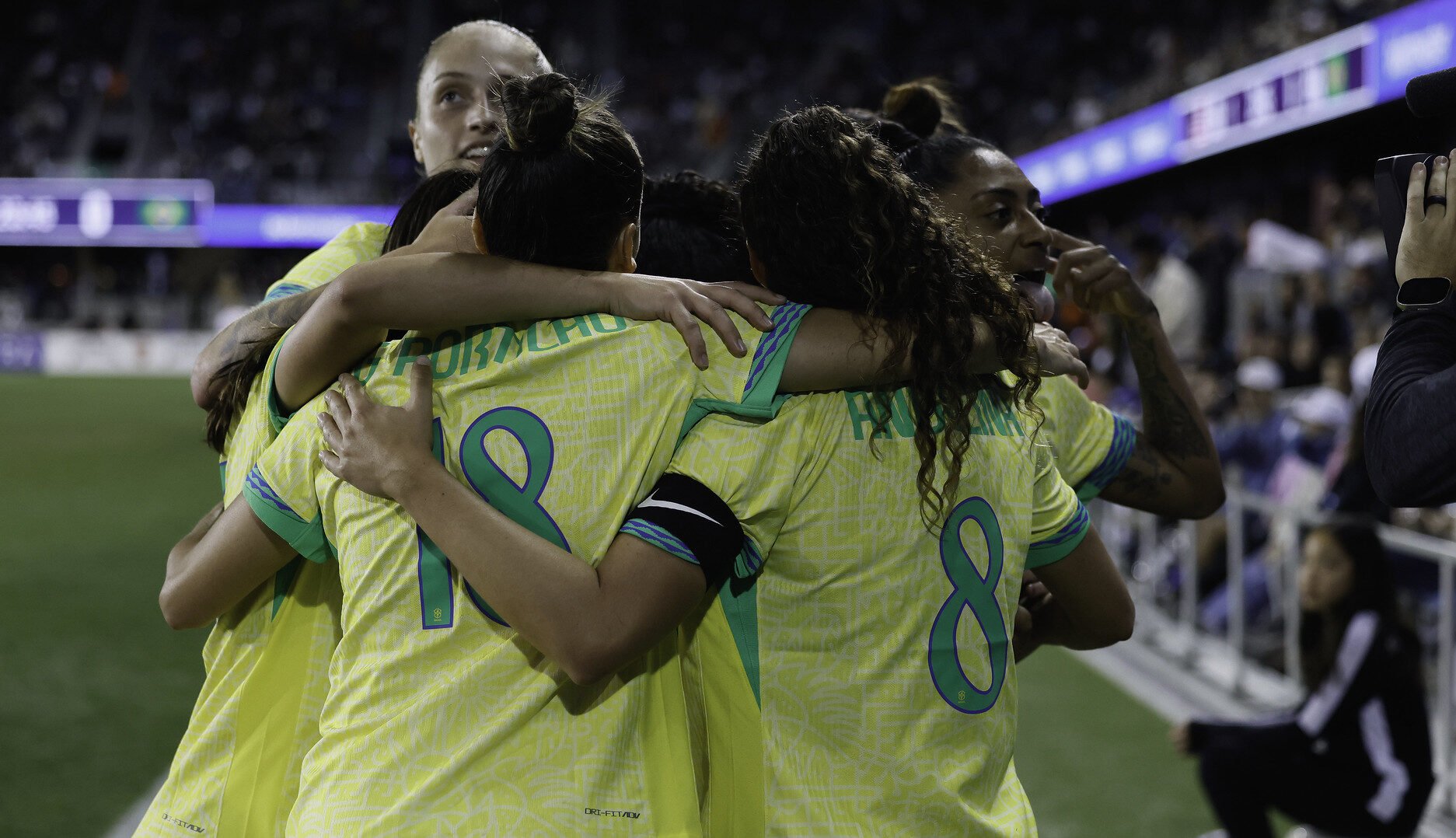 Jogadoras do Brasil se abraçando em comemoração (foto: Rafael Ribeiro/CBF)