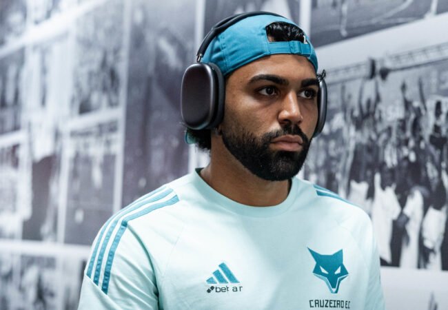 Gabigol, atacante do Cruzeiro, em chegada ao Morumbi, local do jogo contra o São Paulo (foto: Marco Galvão/Cruzeiro)