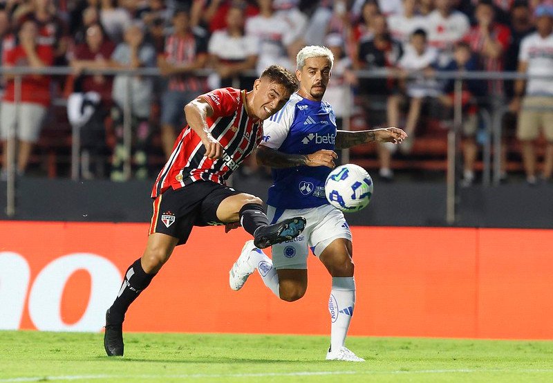 Fagner, do Cruzeiro, em disputa com Enzo Díaz, do São Paulo, em jogo pelo Brasileirão (foto: Rubens Chiri e Paulo Pinto/SPFC)