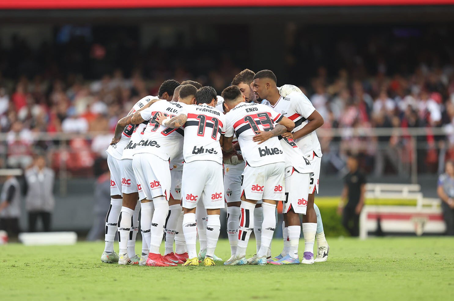 Jogadores do São Paulo abraçados em círculo (foto: Paulo Pinto / São Paulo FC)
