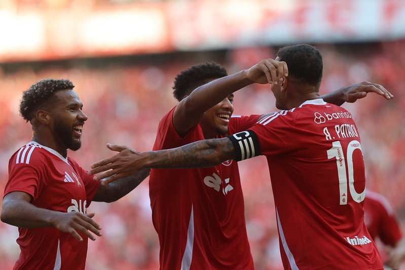 Victor Gabriel comemora gol com Alan Patrick em vitória do Inter sobre o Juventude (foto: Ricardo Duarte/Internacional)