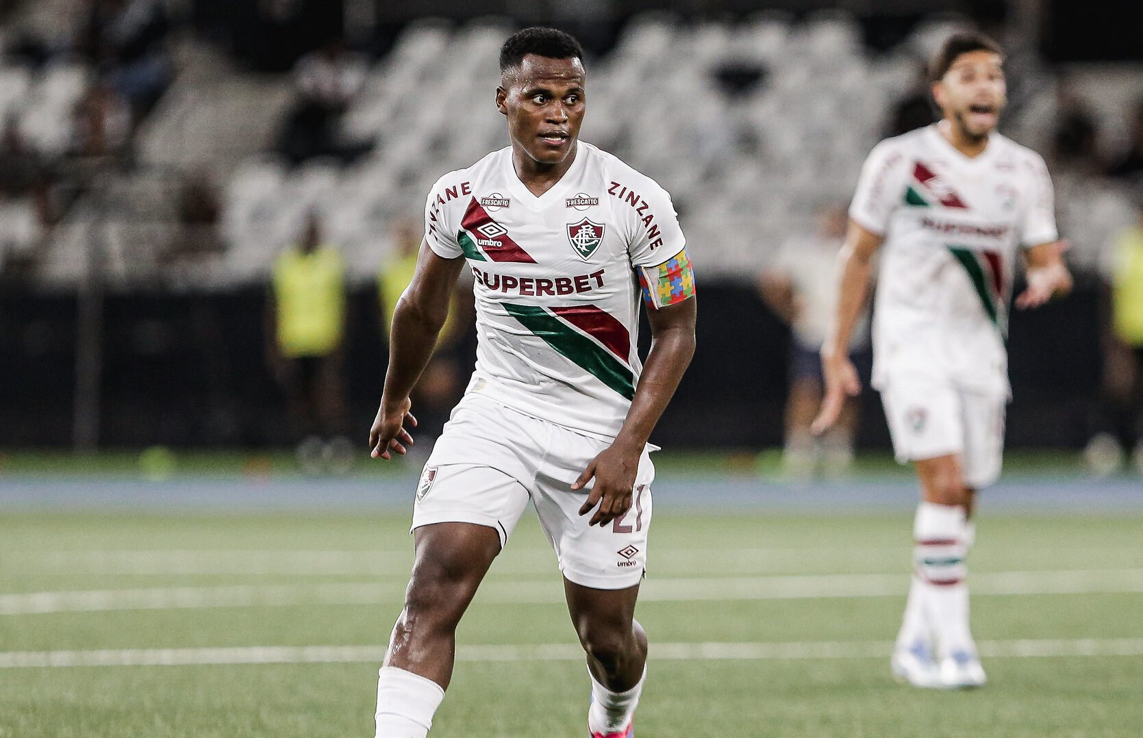 John Arias tocando a bola no Nilton Santos (foto: Lucas Merçon / Fluminense F.C.)