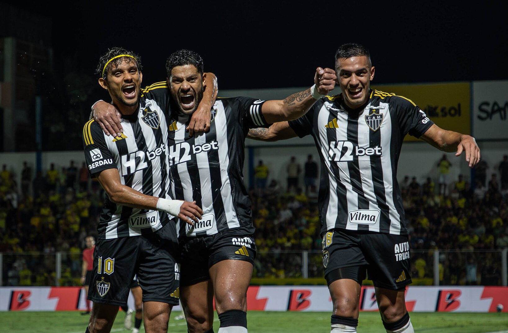 Jogadores do Galo se abraçando (foto: Pedro Souza / Atlético)