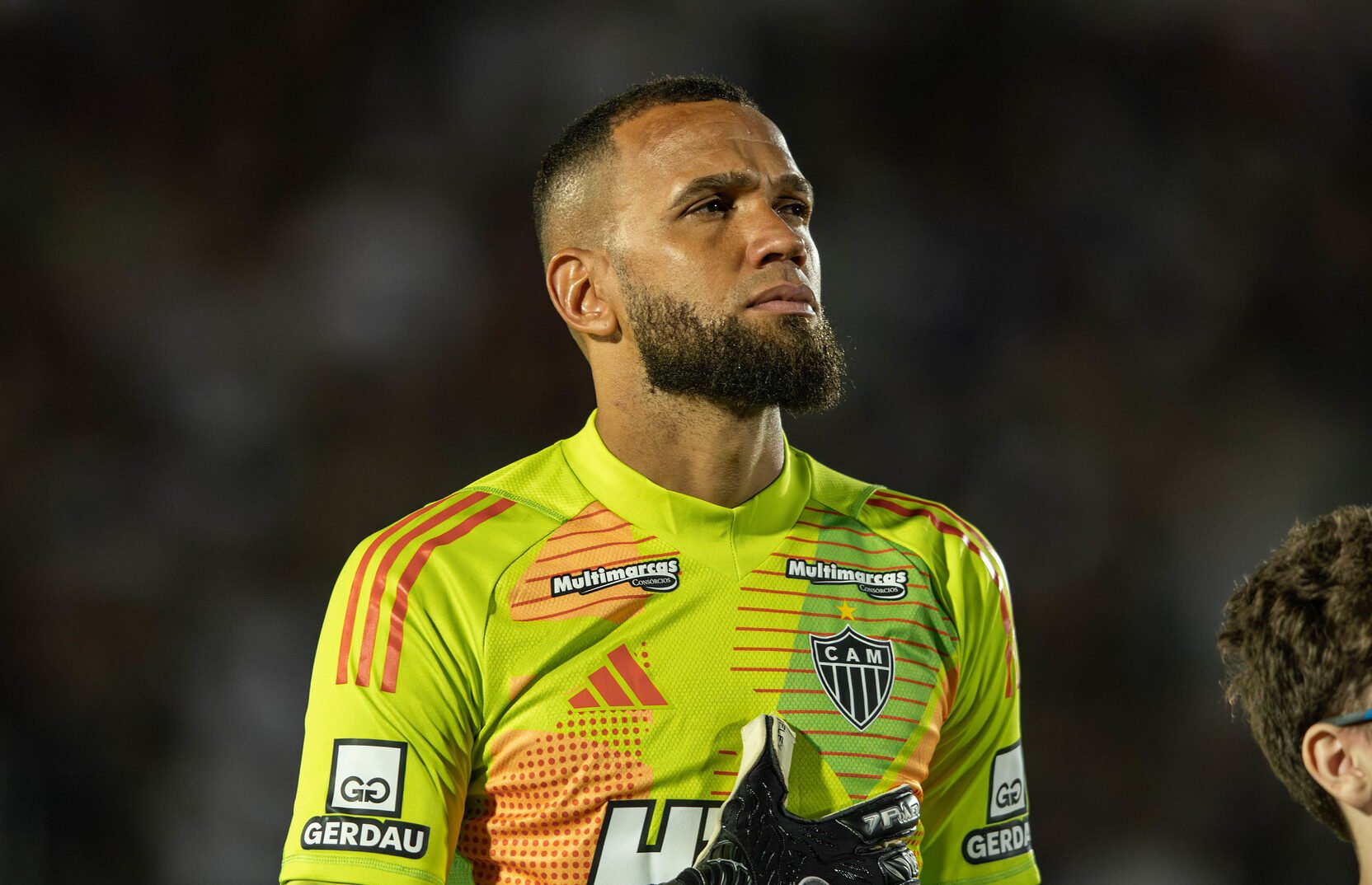 Everson com mão abaixo do escudo do Atlético (foto: Pedro Souza / Atlético)