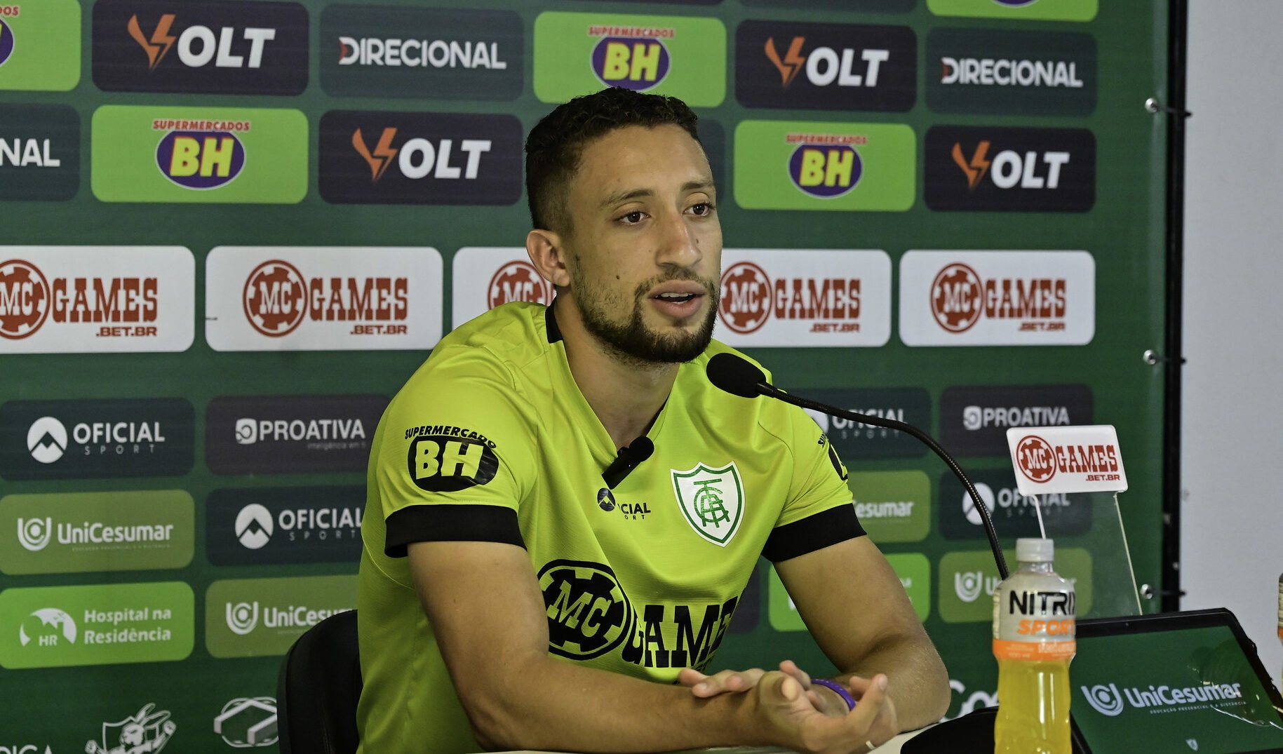 Miqueias falando (foto: Mourão Panda / América)