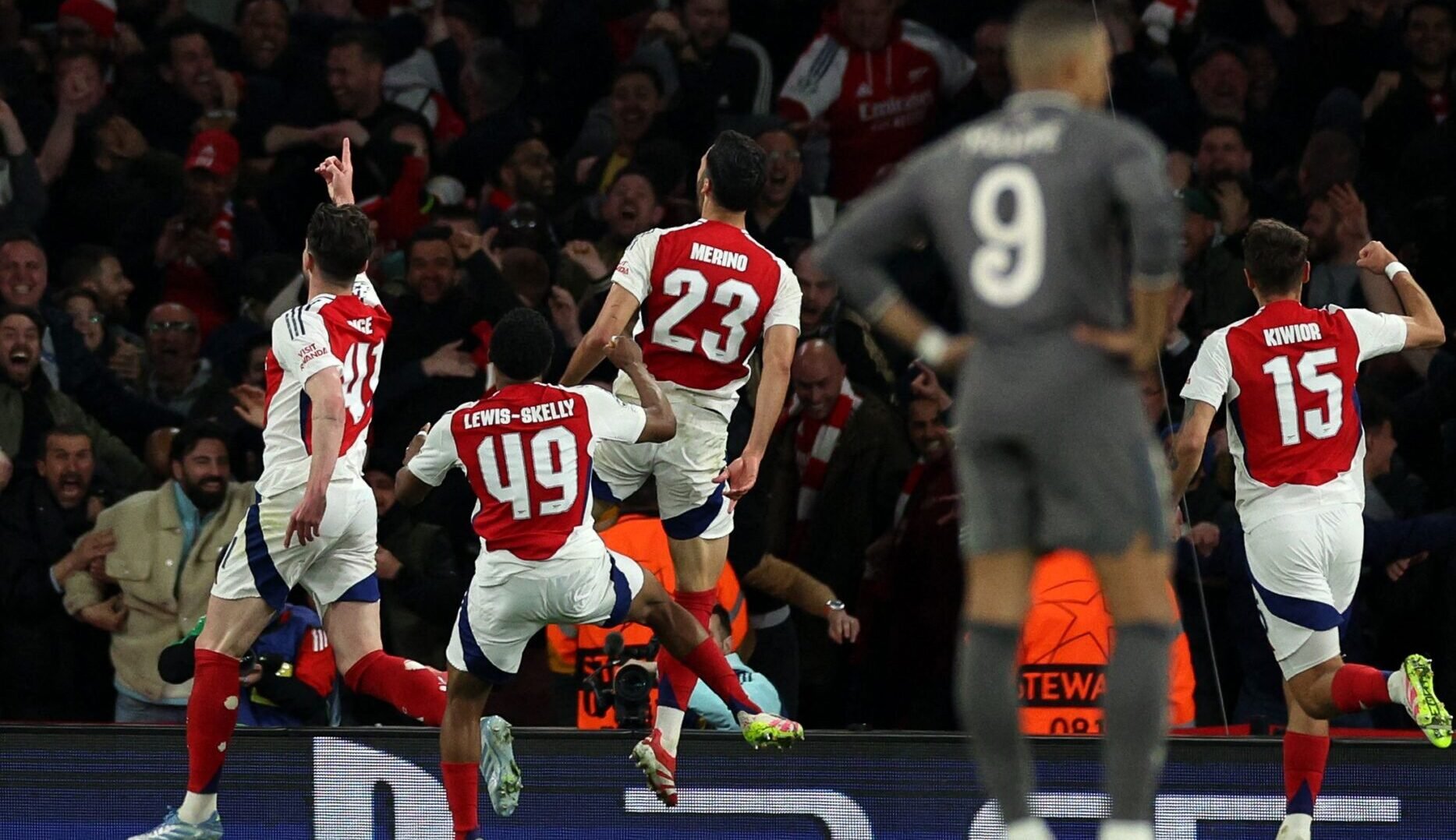 Jogadores do Arsenal comemoram gol contra o Real Madrid (foto: Adrian Dennis/AFP)