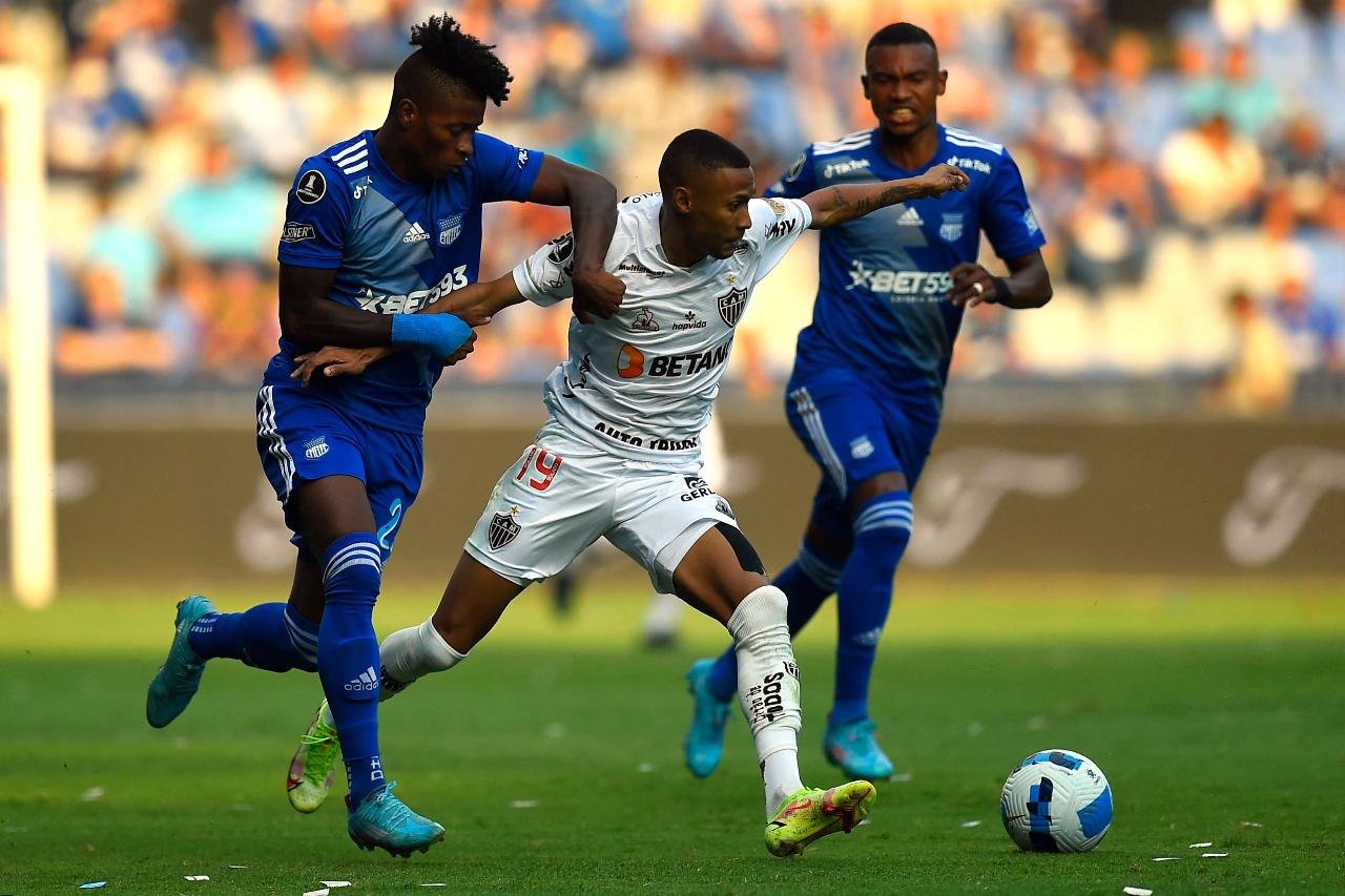 Jackson Rodriguez, do Emelec (à esquerda) puxa o braço do atacante Ademir, do Atlético - (foto: Rodrigo Buendia/AFP - 28/6)