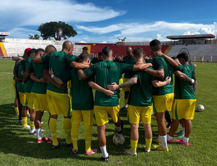 Time do União Rondonópolis em círculo (foto: Divulgação/União EC)