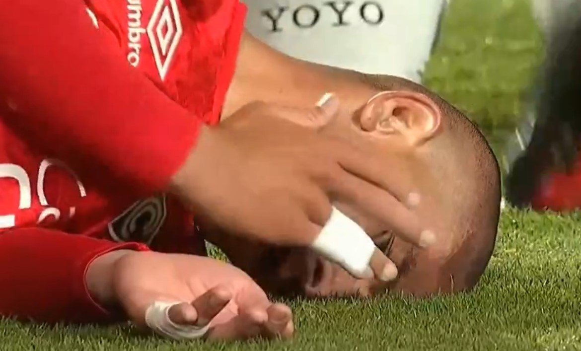 Danilo Ortiz deitado no chão após lance violento (foto: Reprodução)