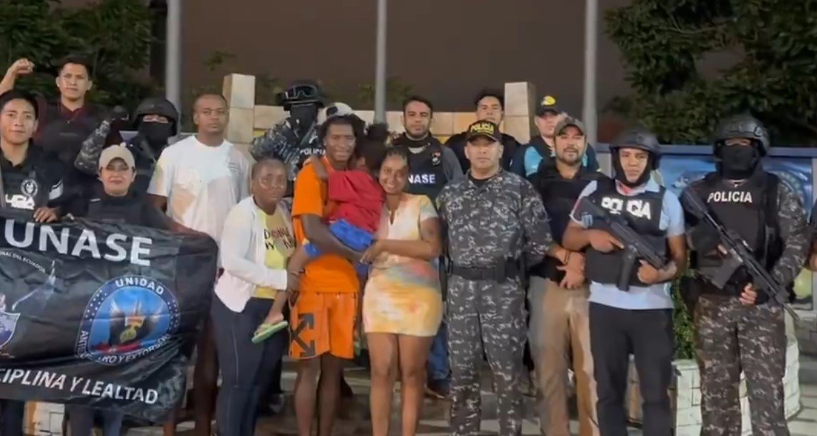 Jackson Rodríguez carrega o filho ao lado de policias do Equador (foto: Reprodução/Polícia Equador)