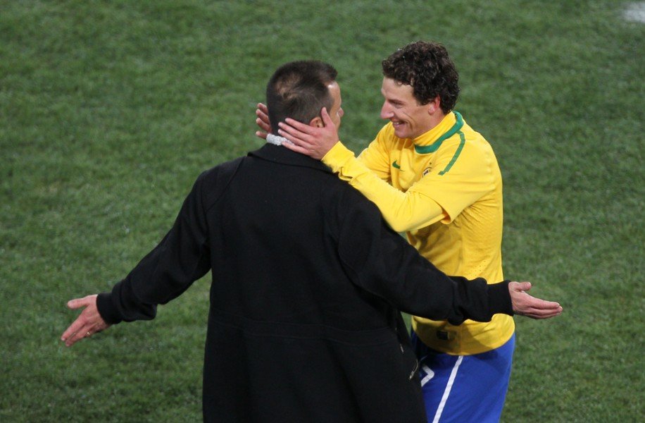 Dunga e Elano (foto: AFP PHOTO / VALERY HACHE)