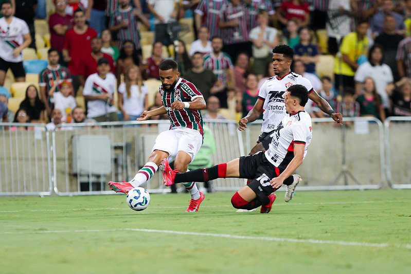 Disputa de bola em Fluminense x Vitória (foto: Marina Garcia/Fluminense)