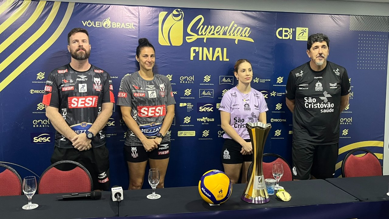 Henrique Modenesi e Dani Lins, do Bauru, junto de Camila Brait e Luizomar de Moura, do Osasco (foto: Pedro Bueno / No Ataque)