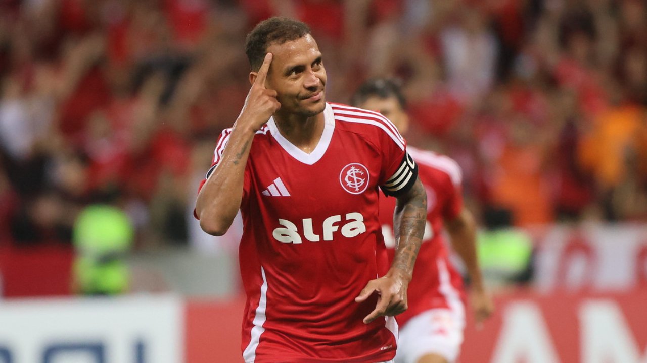 Alan Patrick em campo pelo Internacional na Libertadores (foto: Ricardo Duarte)