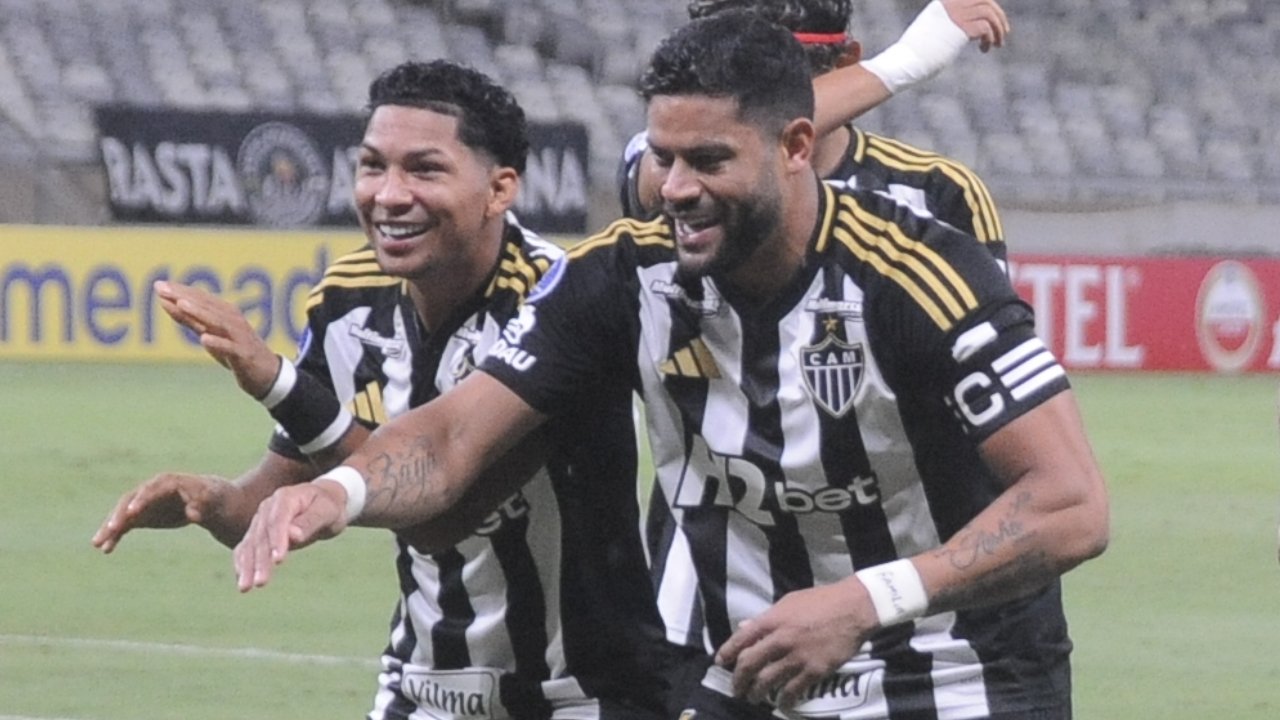 Rony e Hulk comemorando gol sobre o Deportes Iquique, no Mineirão (foto: Alexandre Guzanshe/EM/D.A. Press)