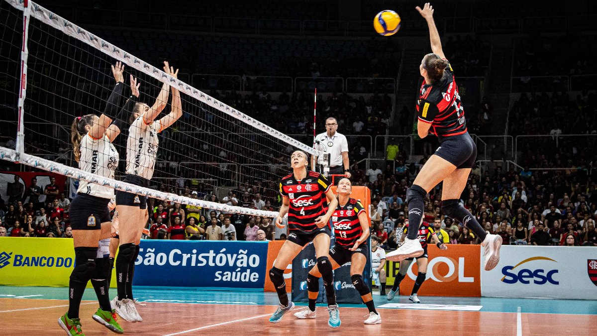 Brie (camisa 13, ao fundo) fez seu último jogo pelo Flamengo nessa quarta-feira (2/43, contra o Osasco, nas quartas da Superliga de Vôlei (foto: Hermes de Paula/CRF)