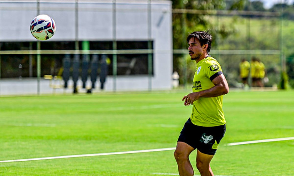 Willian Bigode em treino no CT Lanna Drumond (foto: Mourão Panda/América)