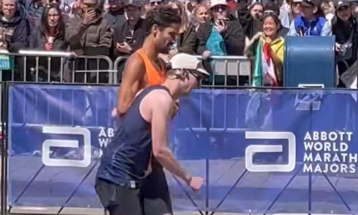 Maratonista Pedro Arieta parou para ajudar corredor na Maratona de Boston (foto: Reprodução)