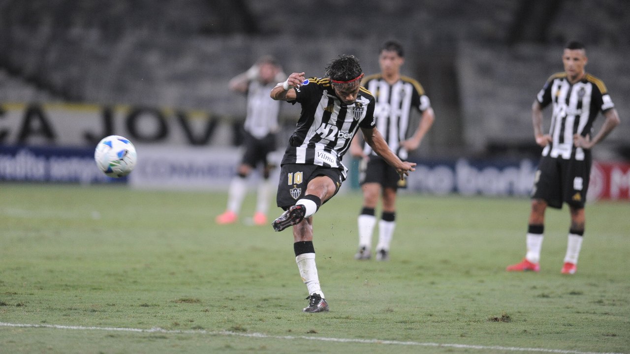 Gustavo Scarpa na partida do Atlético diante do Deportes Iquique (foto: Alexandre Guzanshe/EM/DA.Press)