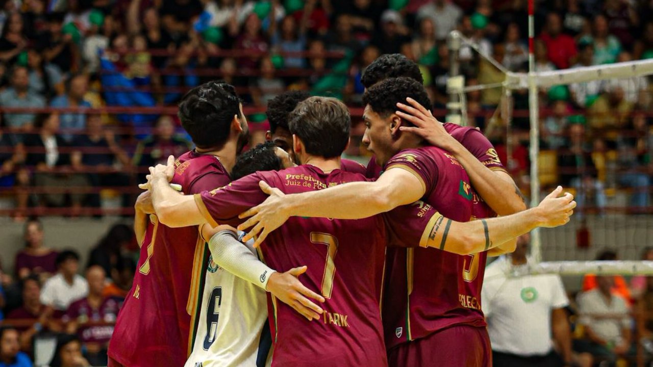 Time do JF Vôlei em jogo do acesso à Superliga Masculina de Vôlei (foto: Divulgação JF Vôlei / coast.fc)