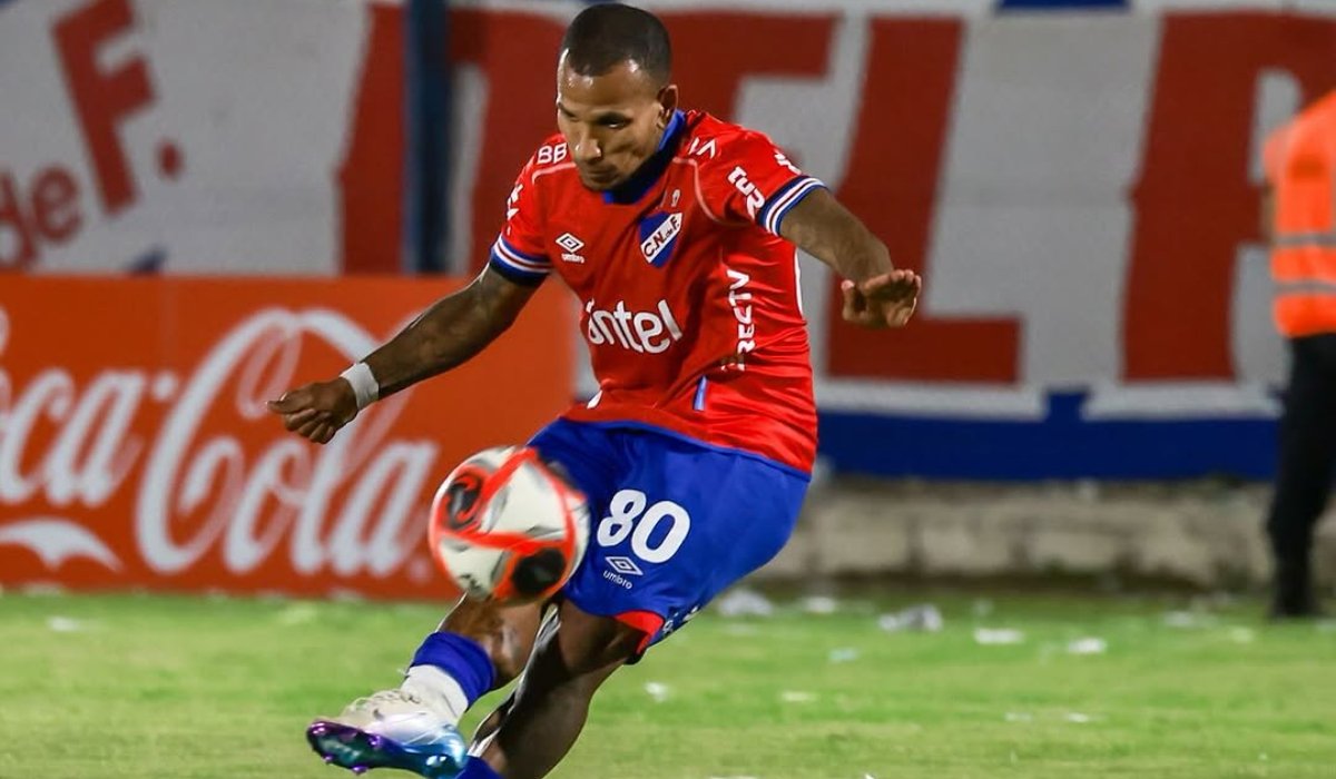 Ex-Atlético, Otero acertou chutaço de falta para marcar segundo gol pelo Nacional (foto: Divulgação/Nacional)