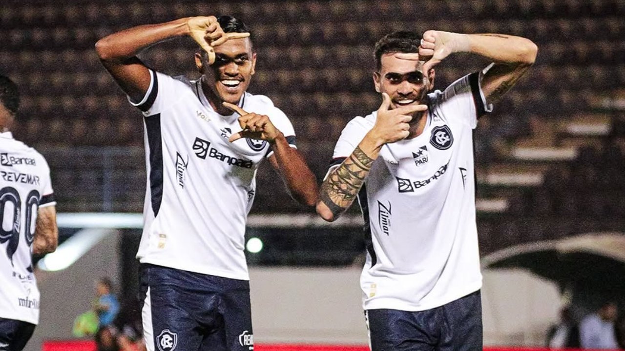 Pedro Rocha e Felipe Vizeu em comemoração de gol do Remo na Série B (foto: Luis Carlos/Remo)