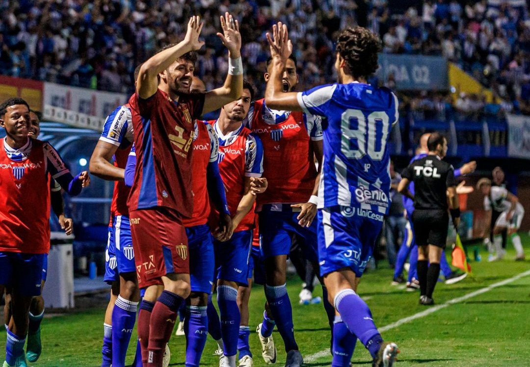 JP comemora o primeiro gol do Avaí na vitória por 3 a 0 sobre o América, na Ressacada (foto: Avaí)