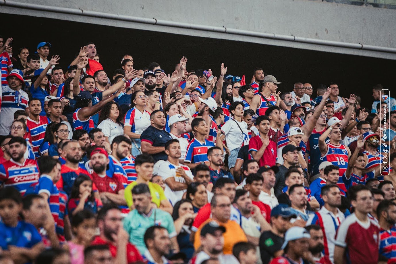 Torcida do Fortaleza no Castelão (foto: Mateus Lotif)