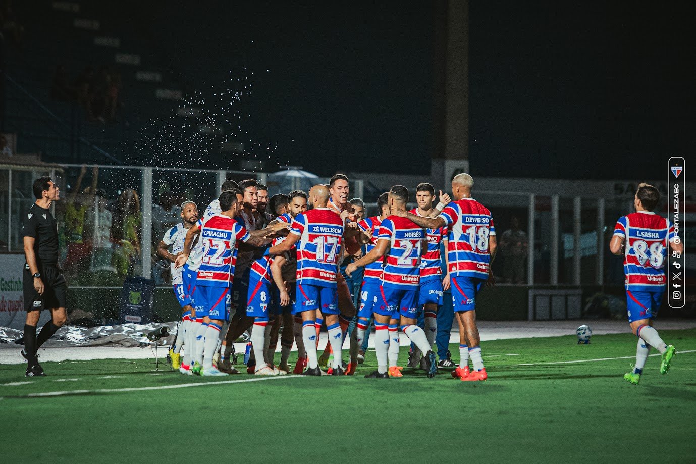 Elenco do Fortaleza comemora gol (foto: Créditos: Mateus Lotif)