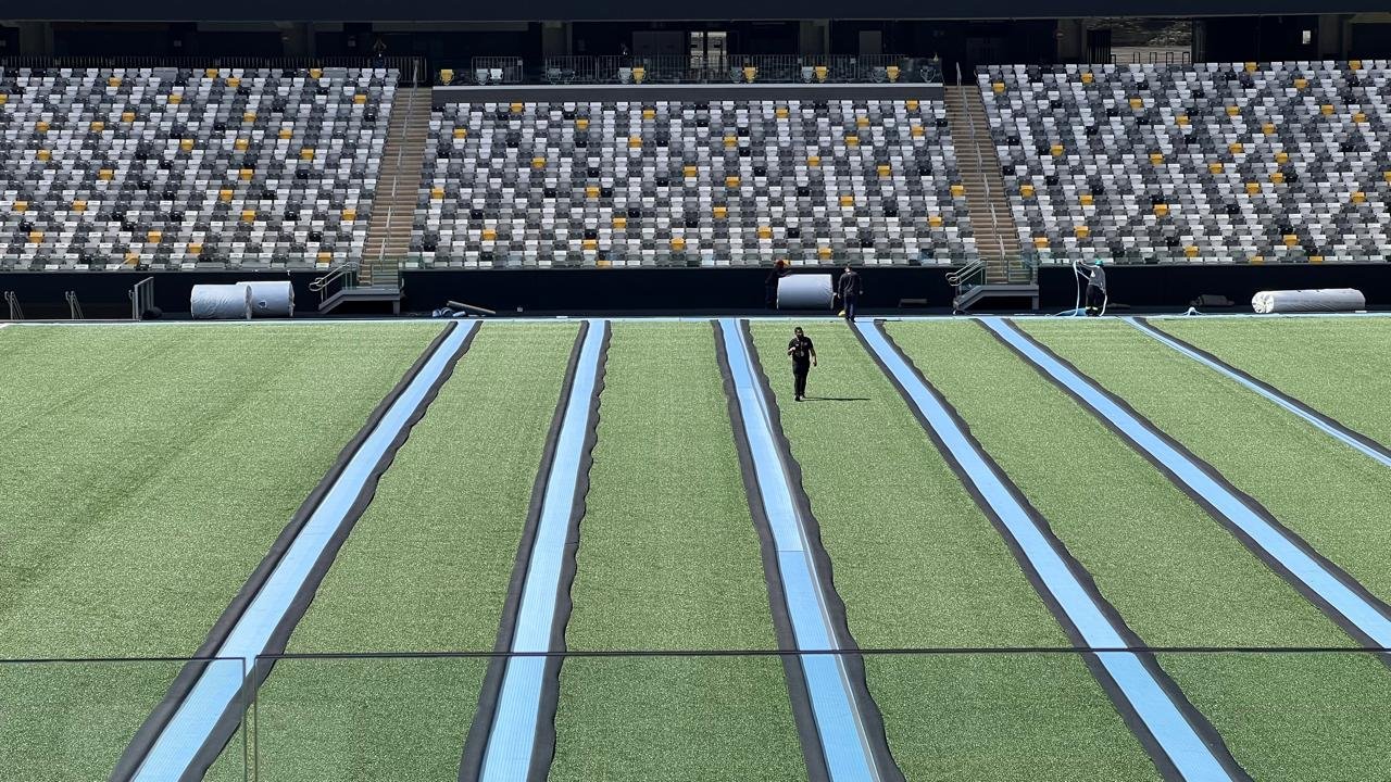 Atlético trabalha para concluir instalação do gramado sintético na Arena MRV (foto: Edésio Ferreira/EM/D.A. Press)