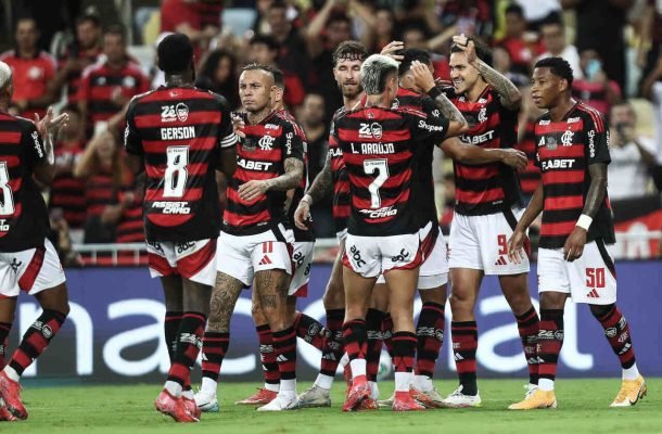 Equipe do Flamengo comemora gol de Pedro (foto: Gilvan de Souza/Flamengo)