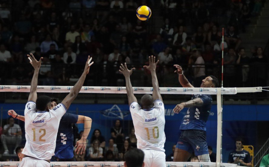 Lance do jogo entre Suzano e Minas (foto: Divulgação/Suzano Vôlei)