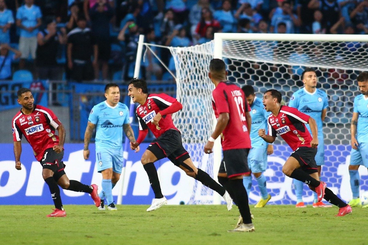 Jogadores do Caracas comemoram gol sobre o Deportes Iquique (foto: Alex DIAZ / PHOTOSPORT / AFP)