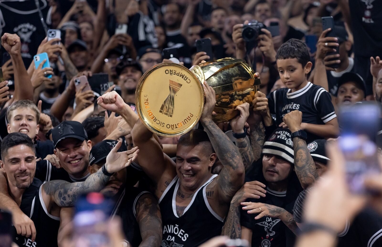 Torcida do Corinthians carregando o troféu do Campeonato Paulista (foto: Foto: Rodrigo Coca/Agência Corinthians e Alan Morici/Agência Corinthians)