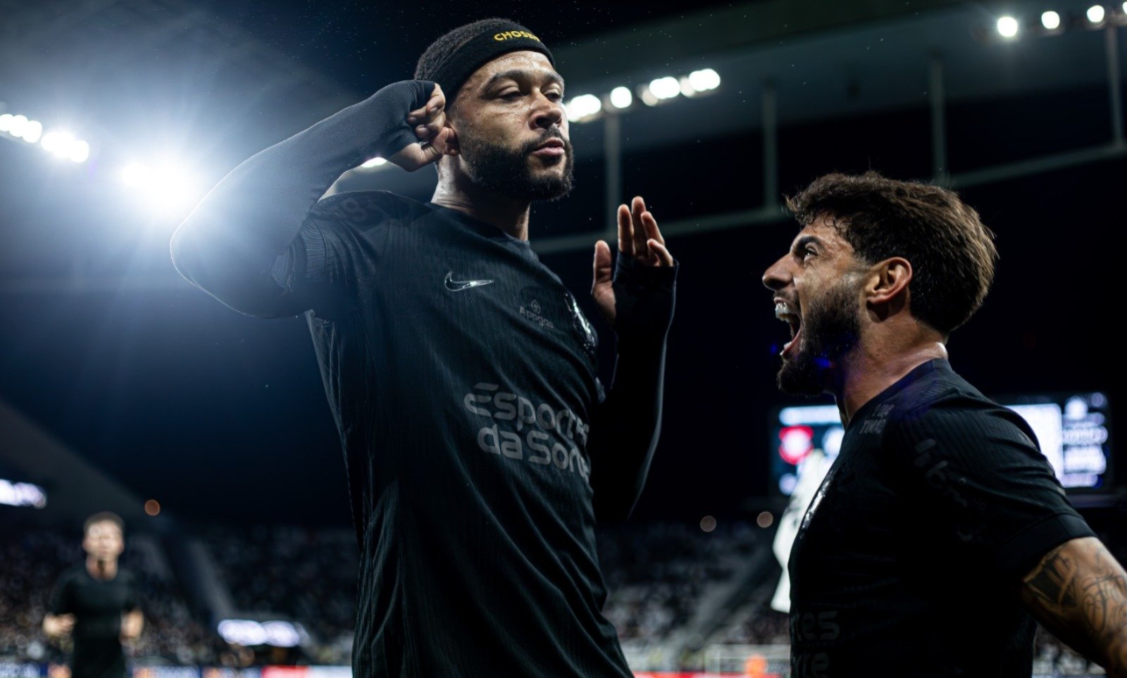 Memphis Depay e Yuri Alberto celebram gol do Corinthians contra o Vasco (foto: Rodrigo Coca/Agência Corinthians)