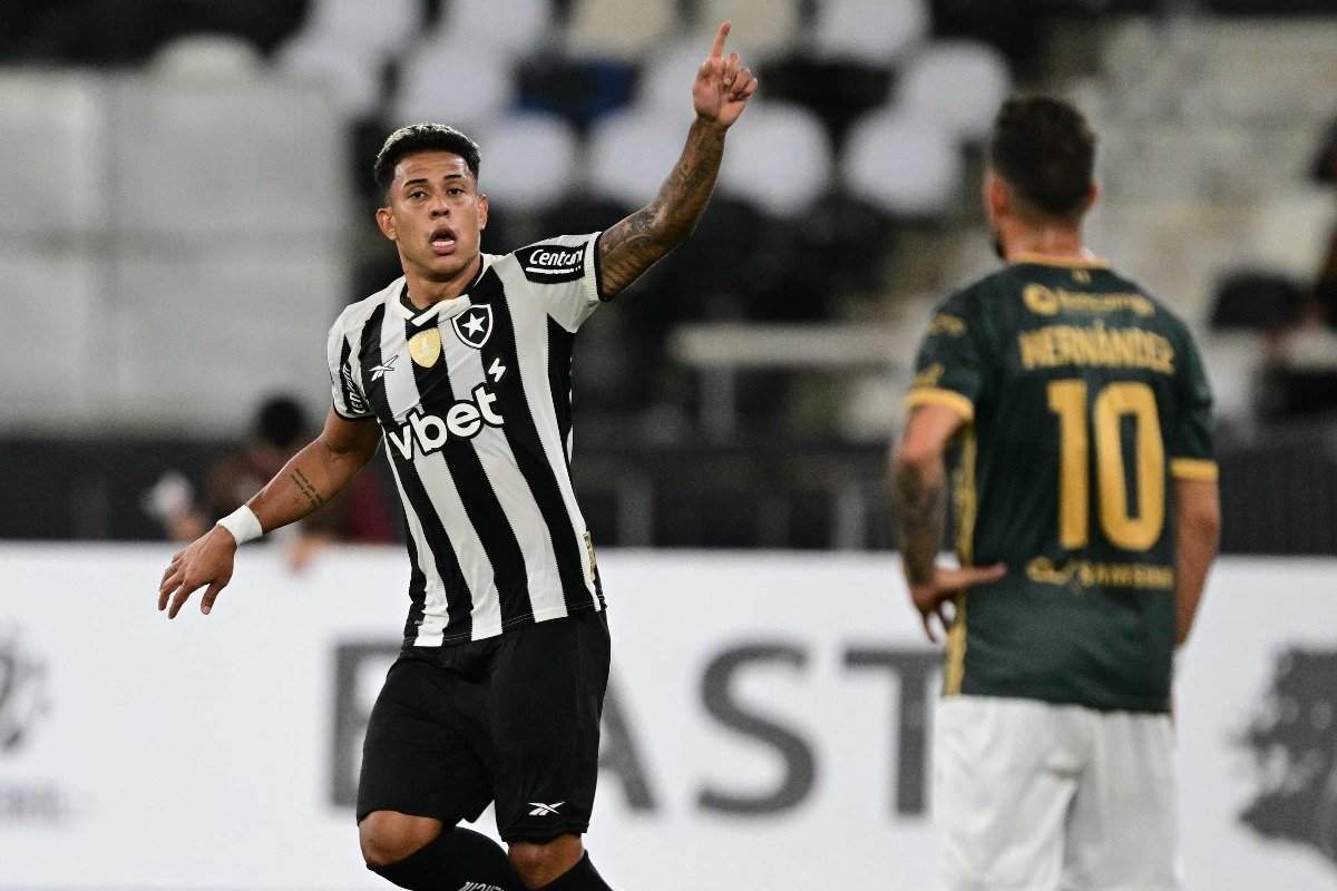 Matheus Martins comemora gol pelo Botafogo na Copa Libertadores (foto: Pablo PORCIUNCULA / AFP)