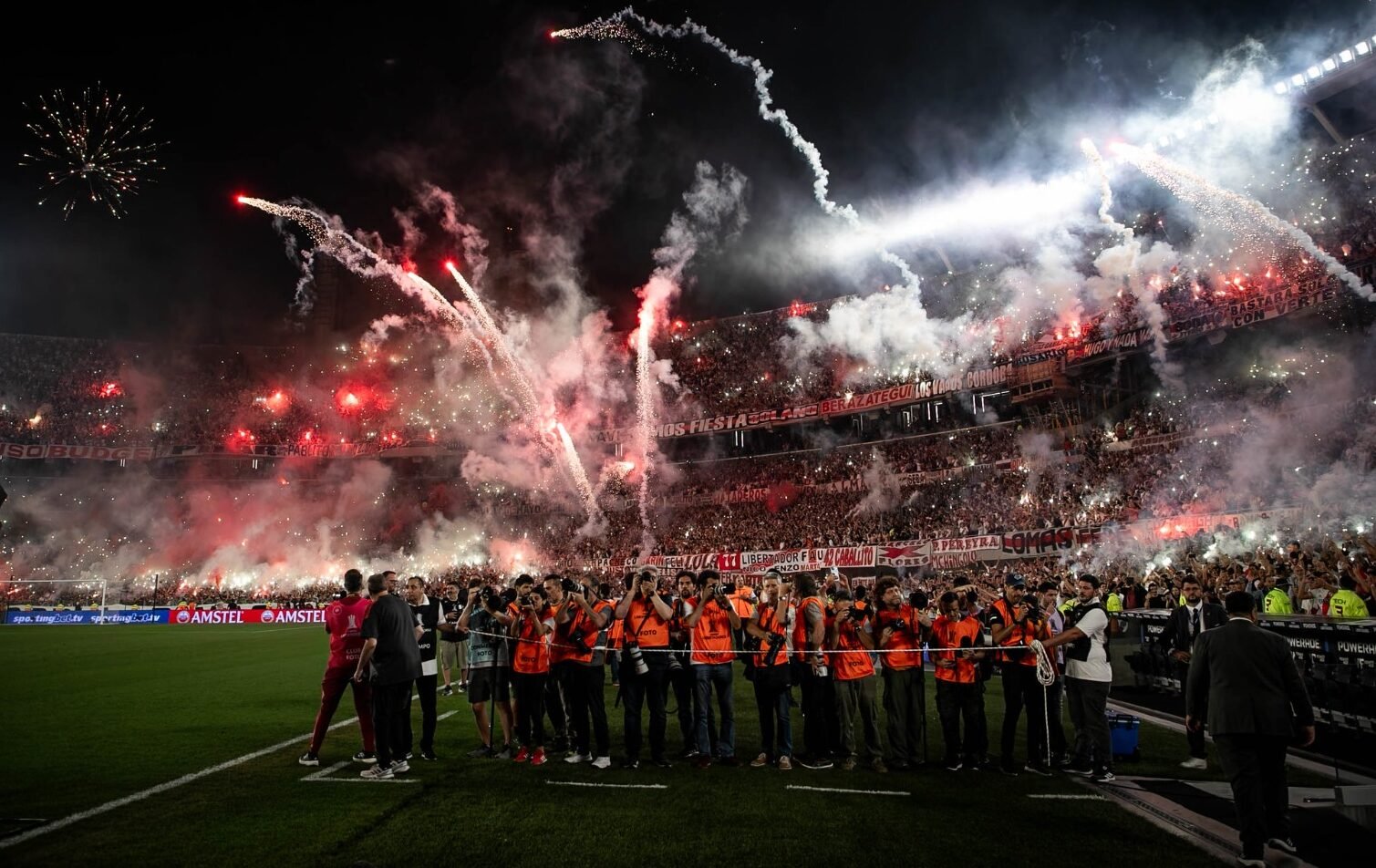 Monumental de Núñez com show pirotécnico (foto: Pedro Souza / Atlético)
