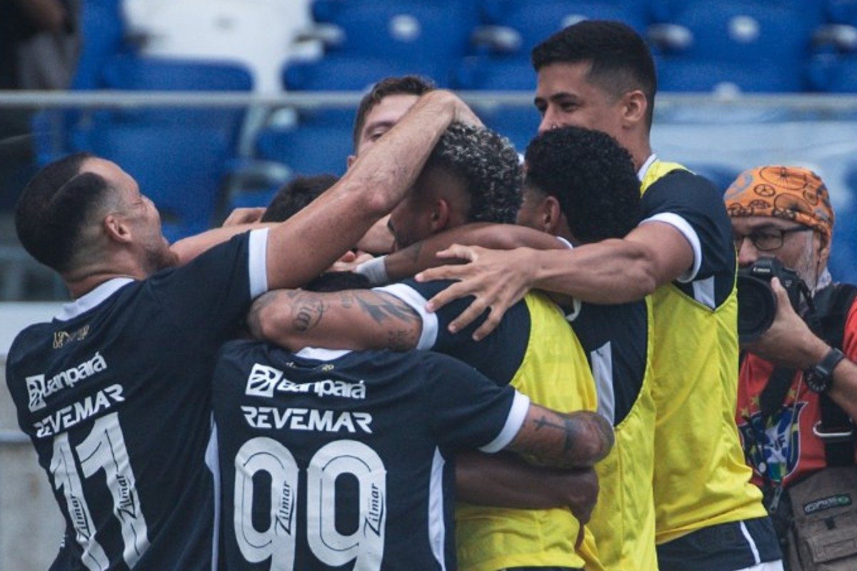 Jogadores do Remo comemoram gol sobre o América pela Série B (foto: Samara Miranda / Remo)