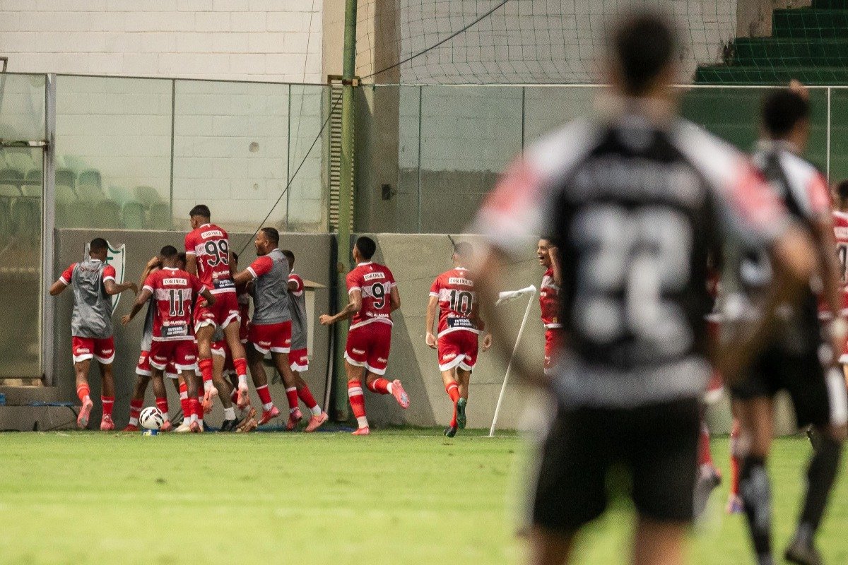 Jogadores do CRB comemoram gol contra o Athletic no Independência (foto: Breno Badu / CRB)