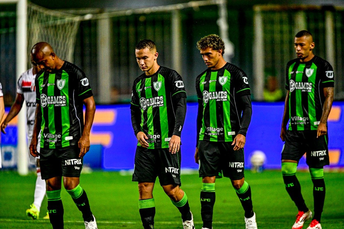 Jogadores do América no gramado do Independência (foto: Mourão Panda / América)
