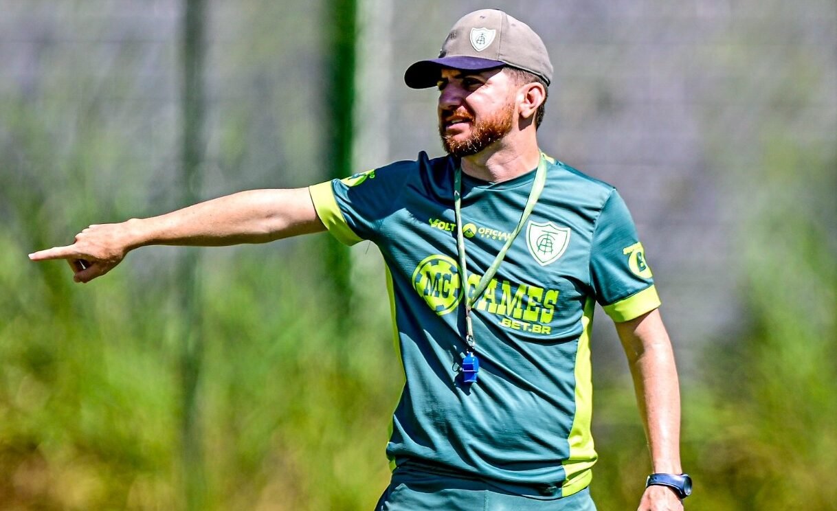 William Batista apotando (foto: Mourão Panda / América)