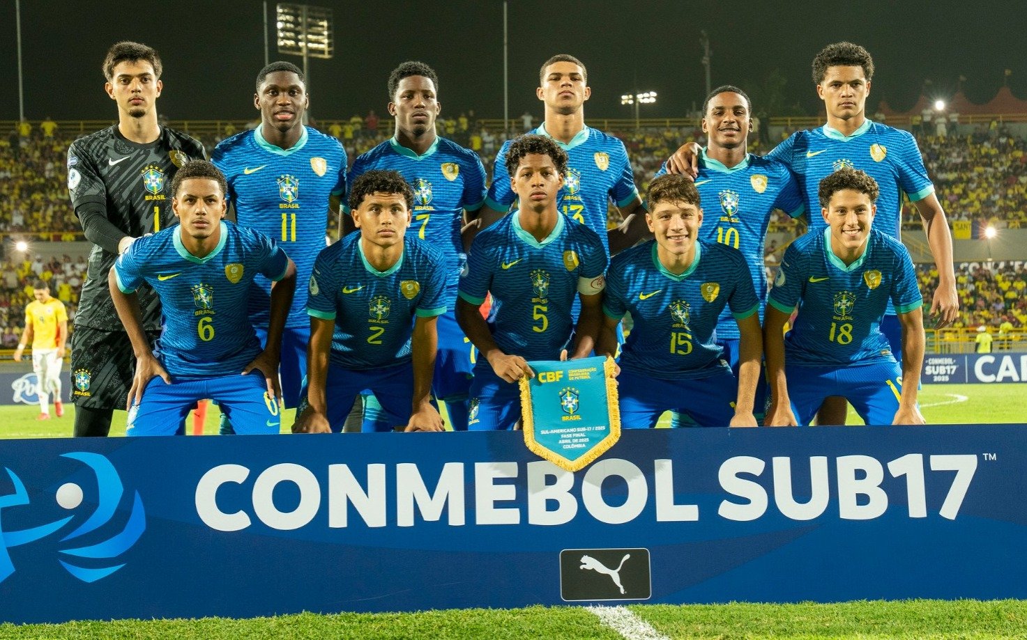 Seleção Sub-17 perfilada (foto: Nelson Terme/CBF)