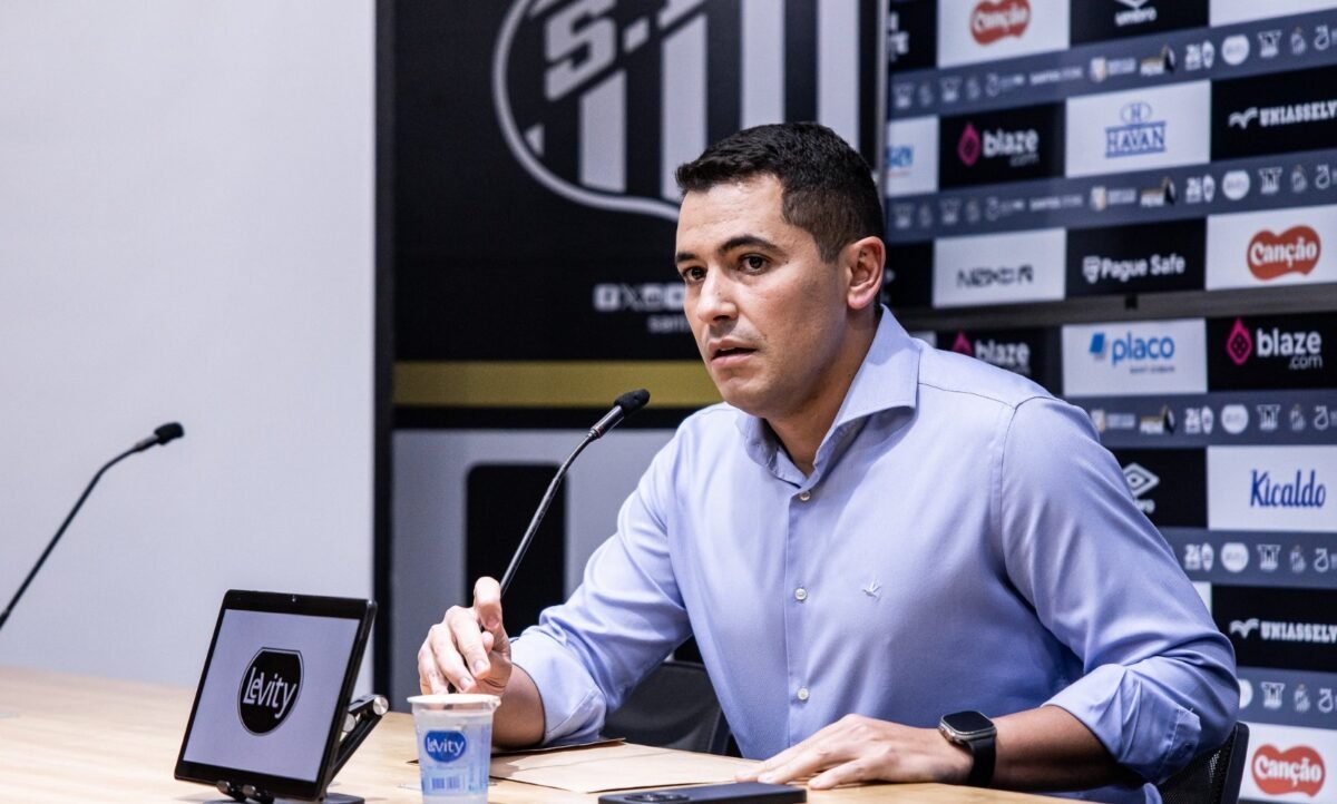 Pedro Martins falando ao microfone (foto: Raul Baretta/ Santos FC)