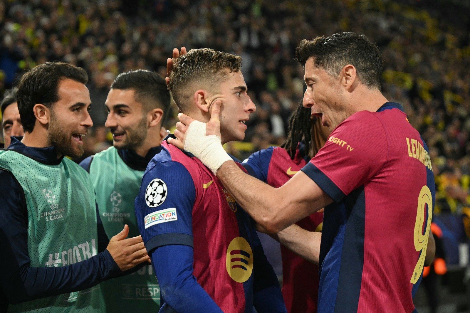 Lewandoski abraçando companheiro de time (foto: Ina Fassbender / AFP)