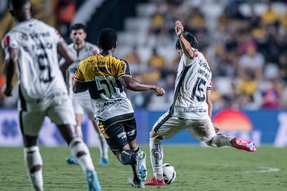 Lance do jogo entre Criciúma e Athletic pela Série B (foto: Leo Piva / Athletic)