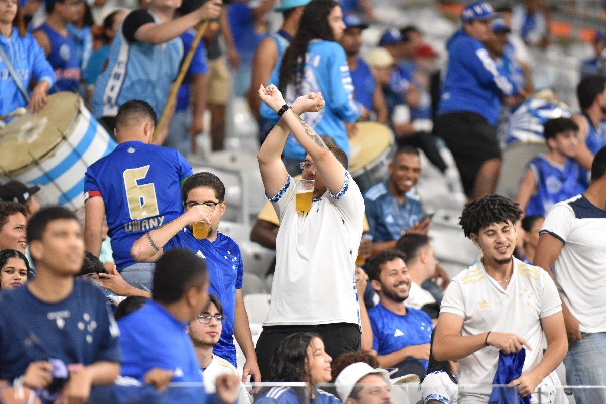 Torcedores do Cruzeiro no Mineirão durante vitória sobre o Bahia (foto: Ramon Lisboa/EM/DA Press)