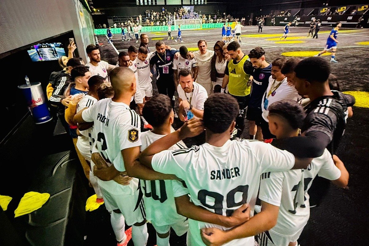 Jogadores do Real Elite reunidos na arena da Kings League Brasil (foto: Divulgação / Real Elite)